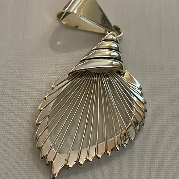 Estate jewelry seashell pendant - Picture 6 of 8